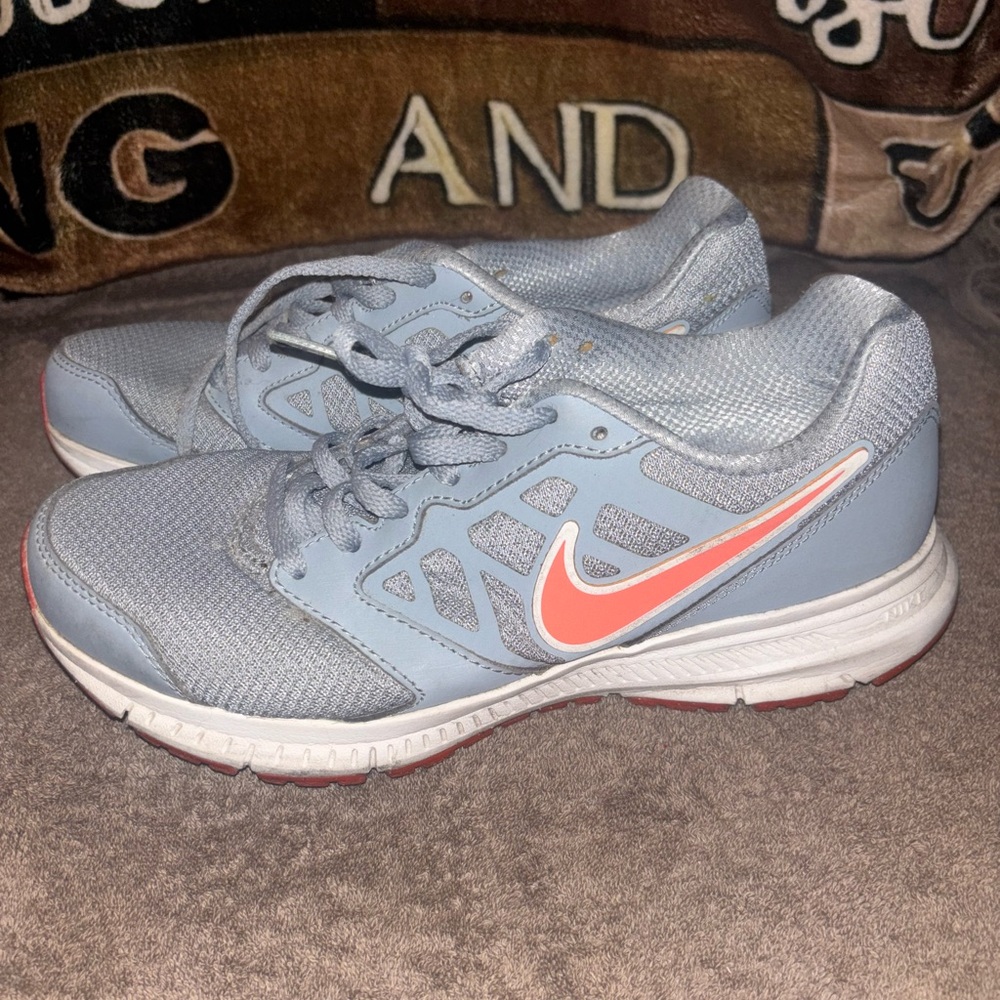 Nike Women Light Gray and Coral Sneakers - Picture 4 of 7